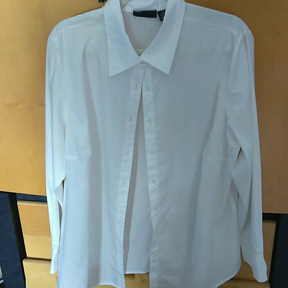 A men long sleeve dress shirt